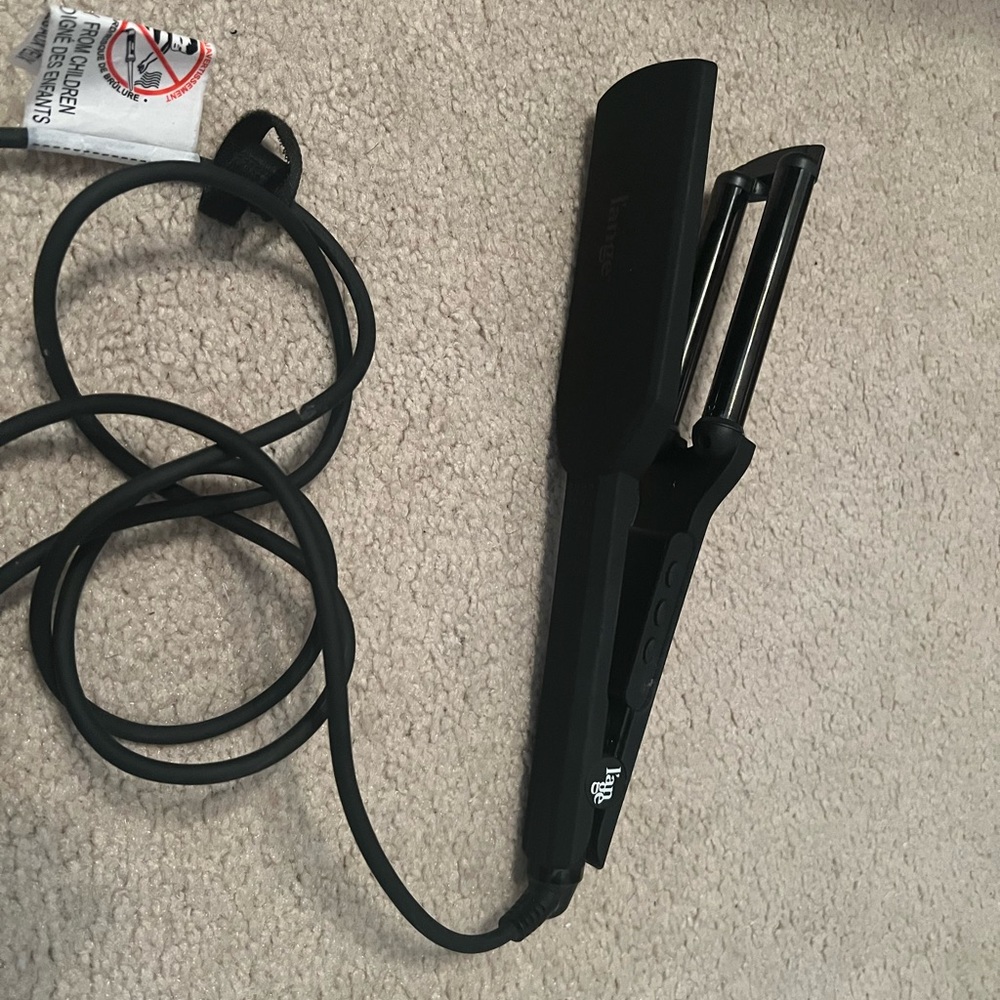 easy-to-use waving iron creates tight wavy styles.